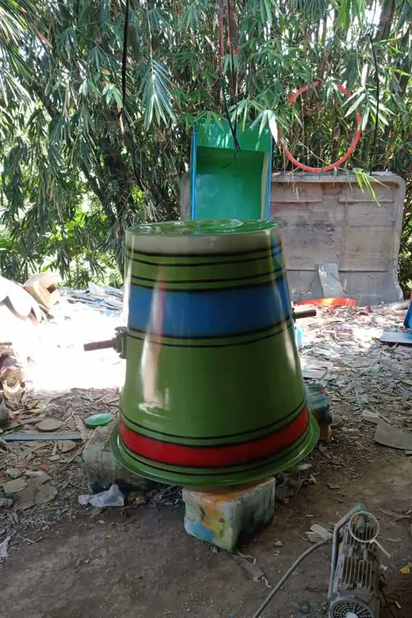 ember tumpah kolam renang besar