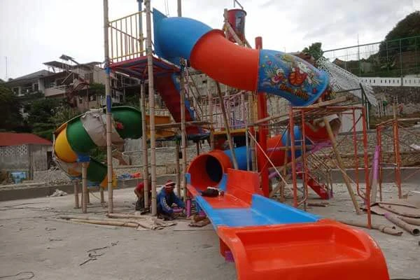 instalasi seluncuran waterboom di lokasi wisata