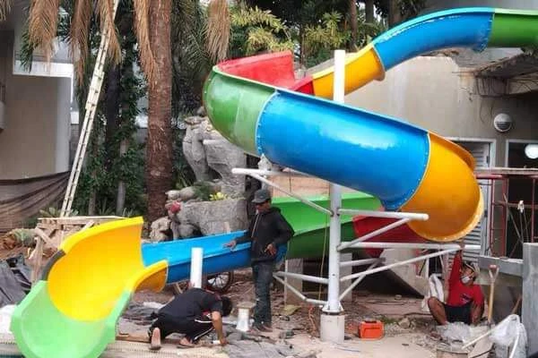 pembuatan dan pemasangan perosotan waterboom besar