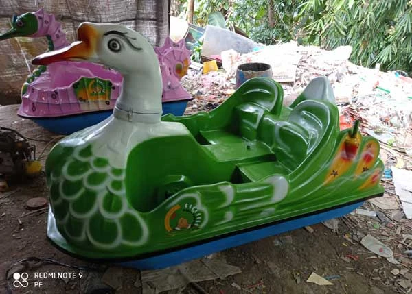 perahu angsa hijau dengan logo