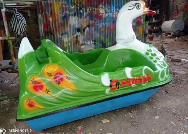 perahu bebek hijau dengan logo