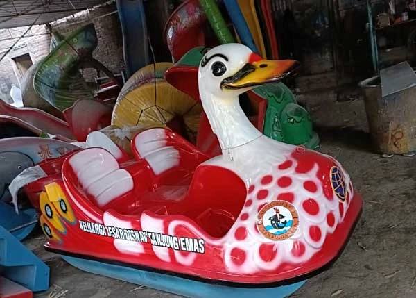 perahu bebek merah dengan logo