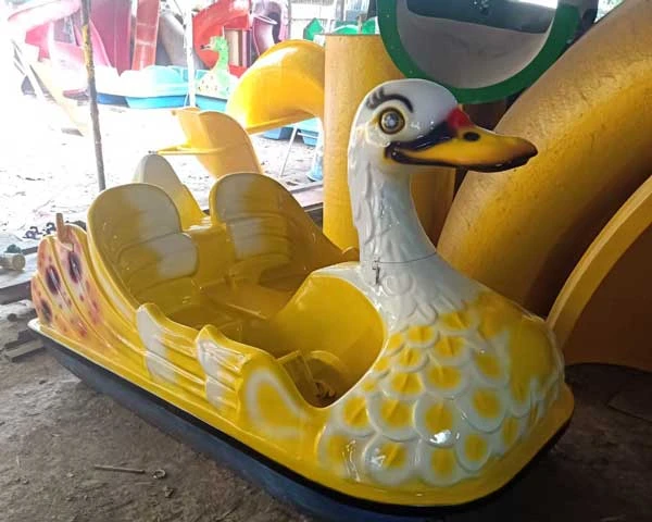 perahu bebek warna kuning