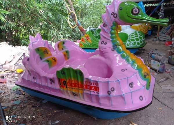 perahu kuda laut pink dengan logo