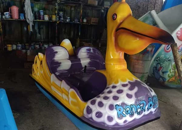 perahu pelikan ungu dengan logo