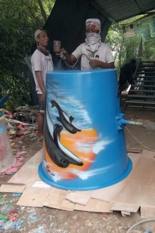 proses produksi ember tumpah kolam renang